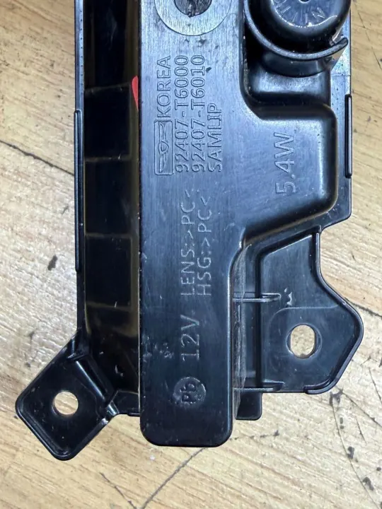 Genesis G80 Heckleuchte Mitte OEM 92407T600 - Gebraucht image 9