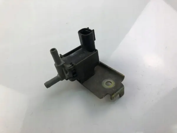 Válvula de vacío Toyota OEM 9091012190 - Usada image 2