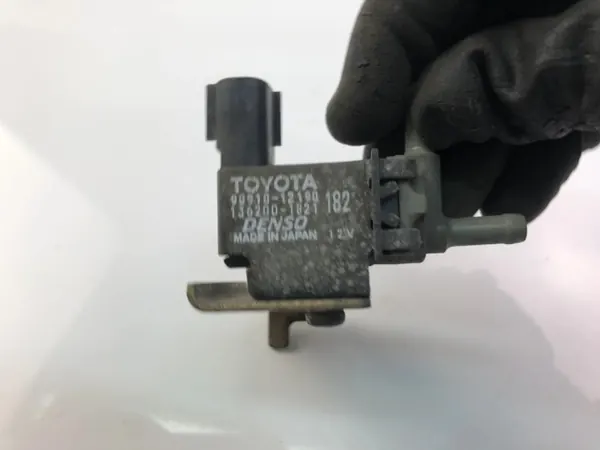 Válvula de vacío Toyota OEM 9091012190 - Usada image 3