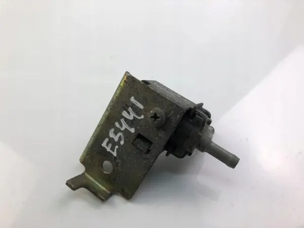 Válvula de vacío Toyota OEM 9091012190 - Usada image 4