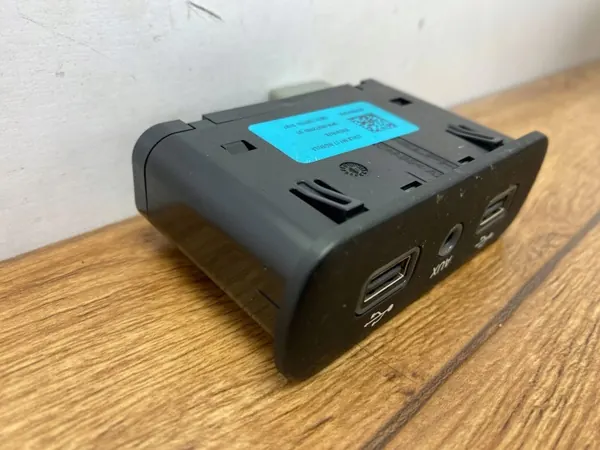 Port USB OEM 68294075AAPINYA pour Dodge Charger 2015+ image 8