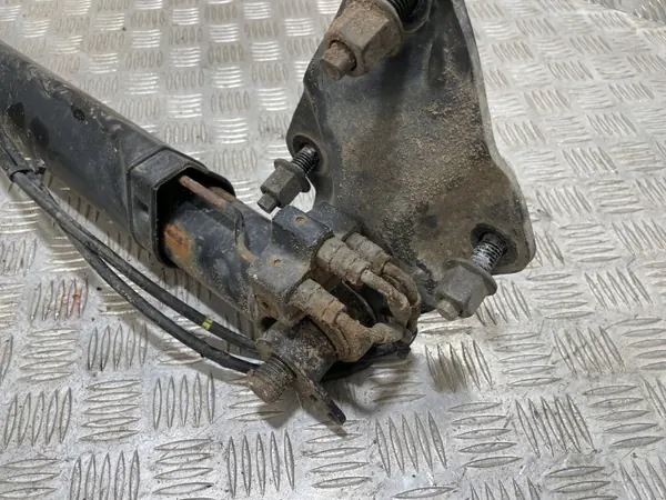 Cilindro elevación cabina Volvo OE usado OEM D13A400 image 5