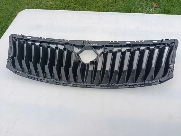 Skoda Octavia Mk2 Front Grill OEM 1Z0853668A image 10