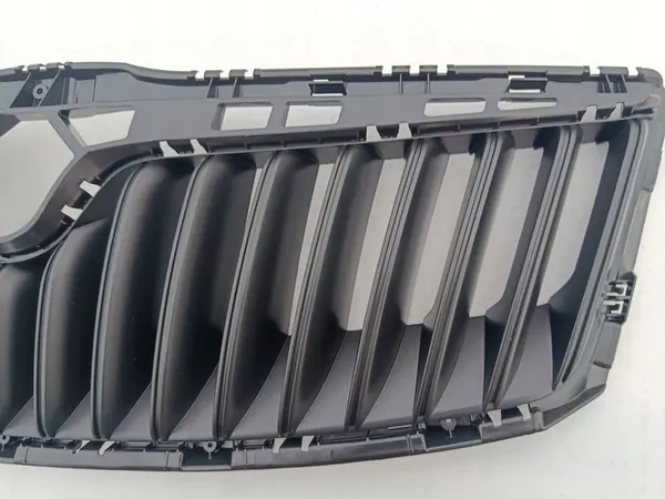 Skoda Octavia Mk2 Front Grill OEM 1Z0853668A image 5