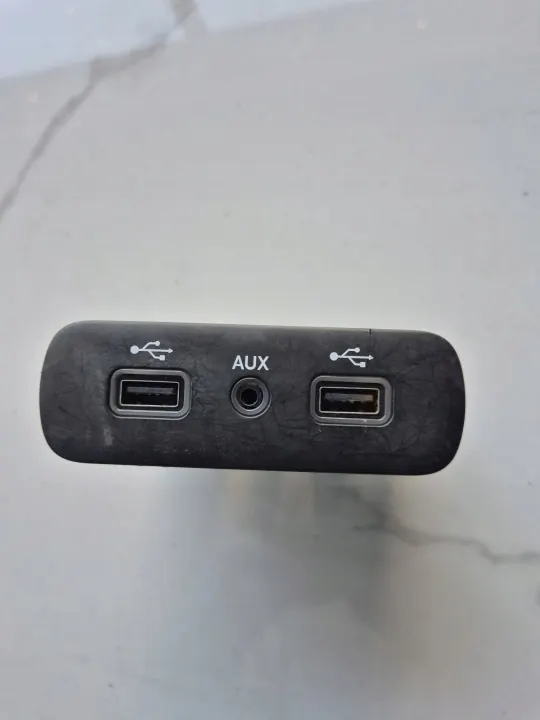 Tomada USB OEM 68294075AA para Dodge Challenger image 2