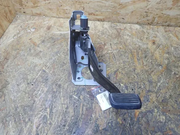 Pedal de embrague Isuzu D-Max usado OEM BTU1941 image 2