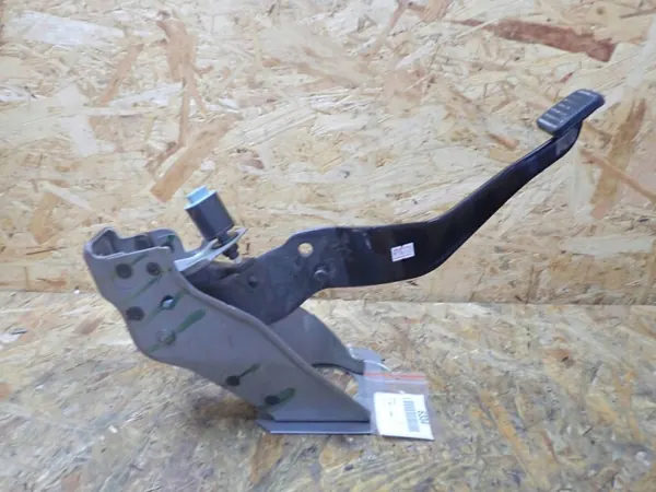 Pedal de embrague Isuzu D-Max usado OEM BTU1941 image 3