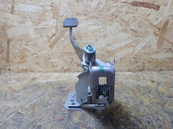 Pedal de embrague Isuzu D-Max usado OEM BTU1941 image 4