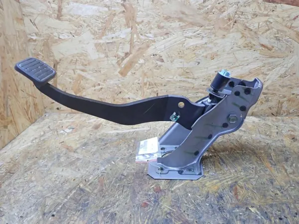 Pedal de embrague Isuzu D-Max usado OEM BTU1941 image 5