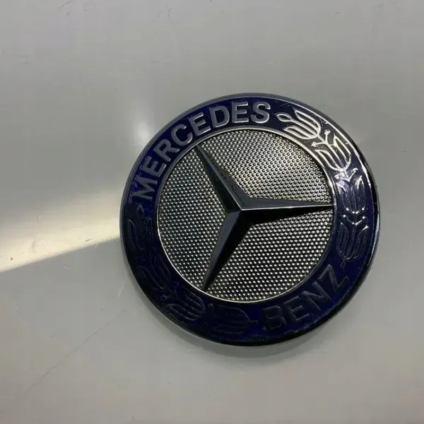 Emblema carro Mercedes-Benz OEM A2048170616 Usado image 2