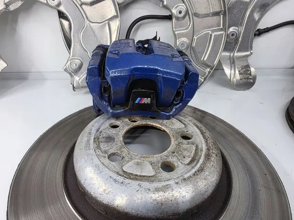 BMW X7 G07 2021 Remschijf & -zuiger set OEM 6887555 image 4
