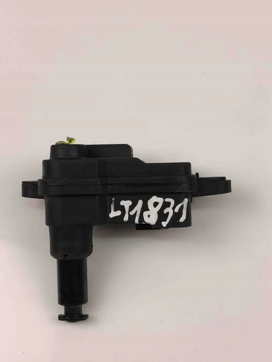 Audi A3 Polttoainesäiliön moottori 8V0862153B image 2