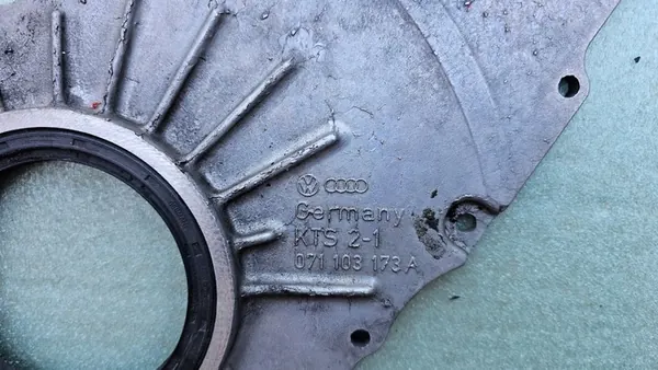 Timing Cover PASSAT B5 GOLF IV TOLEDO II 2.3 VR5 071103173A image 3