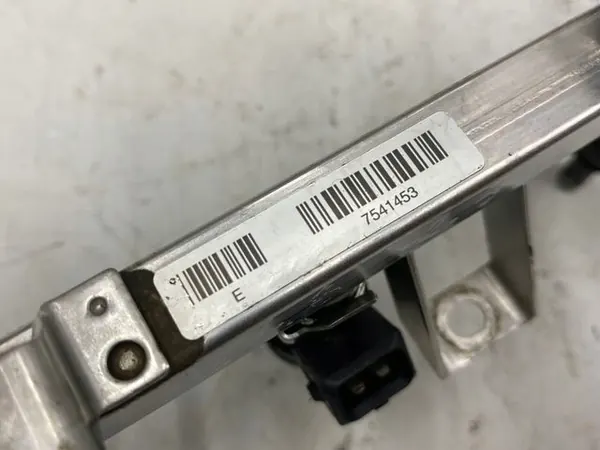 Brandstofrail BMW E60 E61 2.5 7541453 image 2