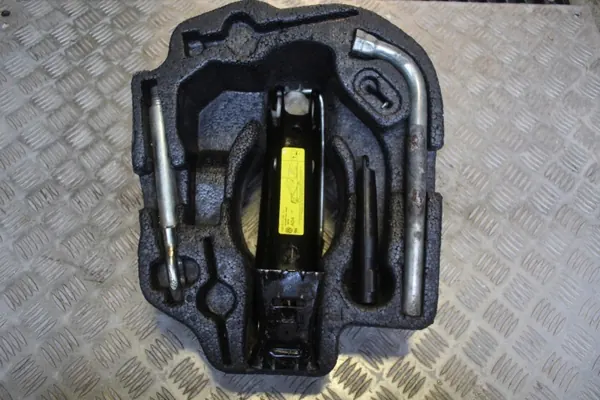Reserveradeinsatz & Wagenheber Werkzeug OEM 6Q0011031E image 2