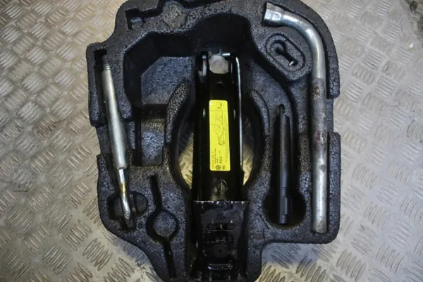 Reserveradeinsatz & Wagenheber Werkzeug OEM 6Q0011031E image 3