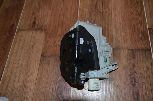 Fram vänster dörrlås motor Audi A4 8E1837015AB image 2