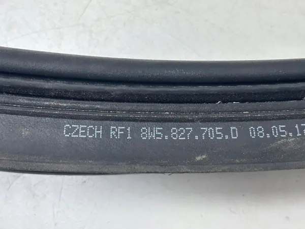 Audi A4 B9 bagageluckspackning OEM 8W5827705D image 3