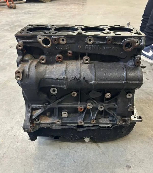 Bloque motor poste 2.0 TDI DFG Tiguan OEM 04L100090R image 3