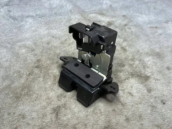 Bagagelås 81230-3W000 Kia Sportage III 14-15 image 2