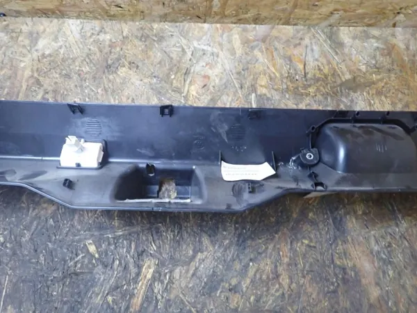 Mercedes-Benz GL X166 Tavaratilan verhoilu OEM A1667404200 image 8