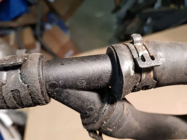 AUDI A3 8P 2.0 FSI Vesiputki 1K0122073FS image 6