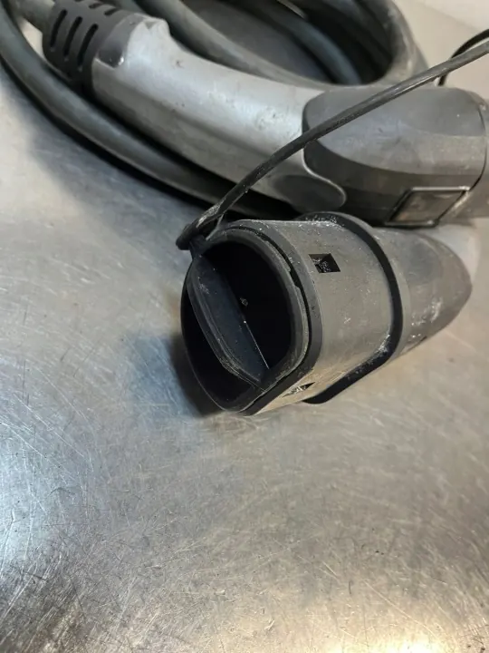 BMW 3 G20 G21 Latauskaapeli Pistoke OEM 61905A2A109 image 3