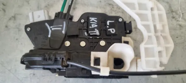 KIA SORENTO II 09-15 Framvänster Dörrlås 813102P000 image 2