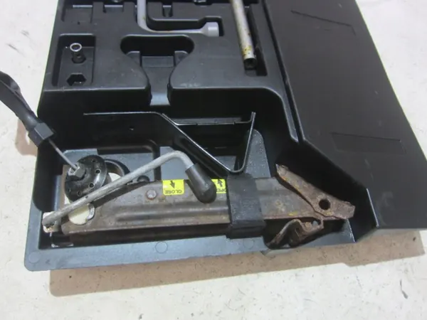 BMW Z3 E36 työkalusarja OEM 71111093840 - Käytetty image 3
