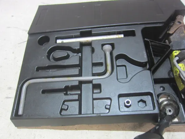 BMW Z3 E36 työkalusarja OEM 71111093840 - Käytetty image 4