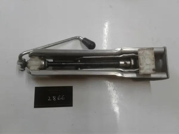 Macaco Mercedes-Benz OEM 2215830015 - Estado Usado image 2