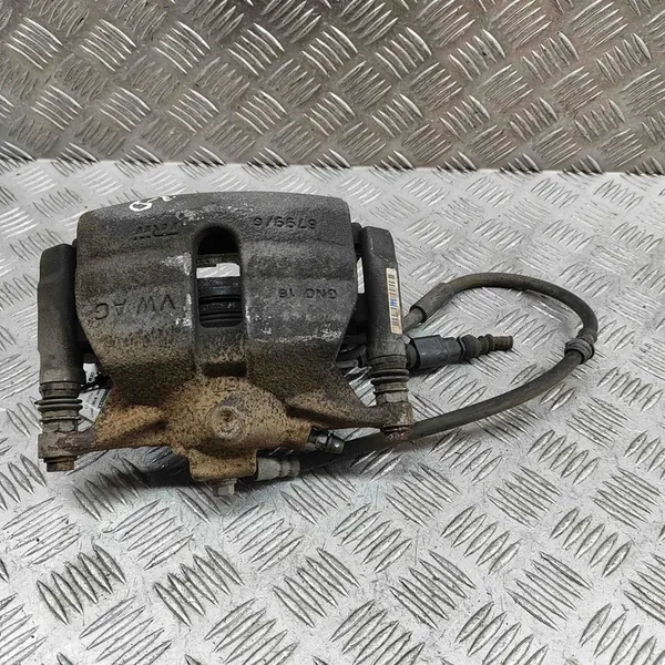 Oikea etujarrusatula Audi Q3 8V0615124D image 3