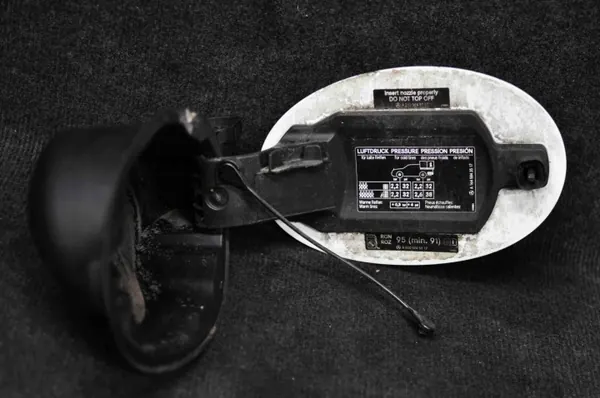 Tapa de depósito OEM A2105849717 para Mercedes-Benz Clase C image 3