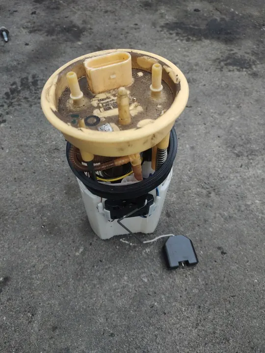 Brandstofpomp SKODA RAPID 1.4TDI 6R0919050AC image 3