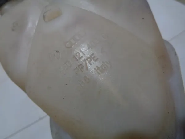 Audi A8 D3 Ausdehnungsbehälter 4E0121403C image 6