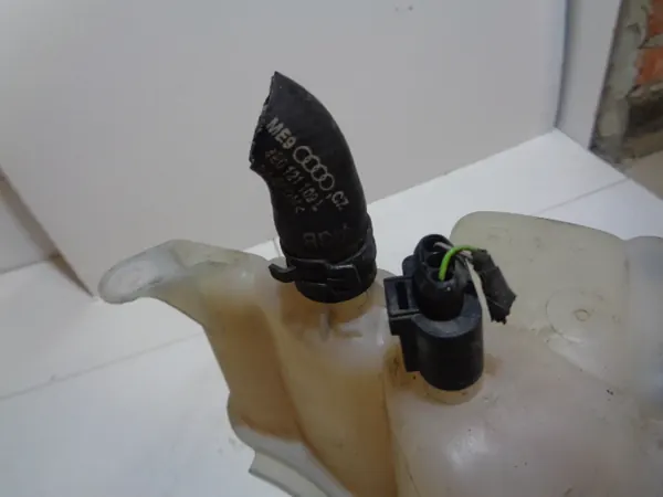 Audi A8 D3 Ausdehnungsbehälter 4E0121403C image 7