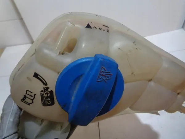 Audi A8 D3 Ausdehnungsbehälter 4E0121403C image 8