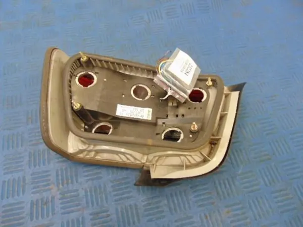 BMW E36 Sedan Vänster Bakljus 1387045 image 4