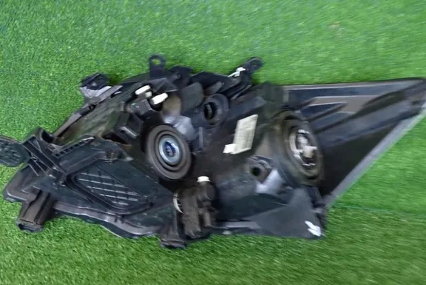 TOYOTA AURIS 06-10 faro derecho OEM 81130-02470 image 8