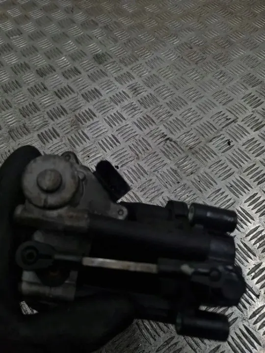 Begagnad Audi OE insugsgrenrör Z059129711AT image 6