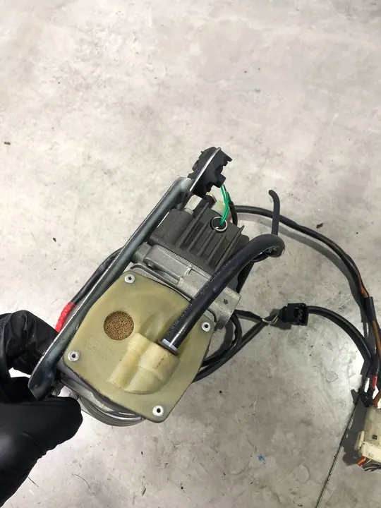 BMW X5 E53 Rear Air Suspension Compressor image 6