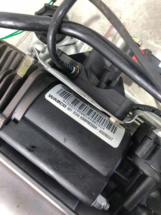 BMW X5 E53 Rear Air Suspension Compressor image 8