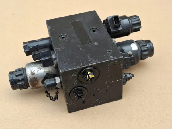 MAN Hydrauliikkaventtiili OEM 4131078 - Käytetty image 3