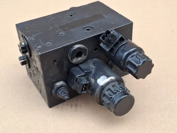 MAN Hydrauliikkaventtiili OEM 4131078 - Käytetty image 4