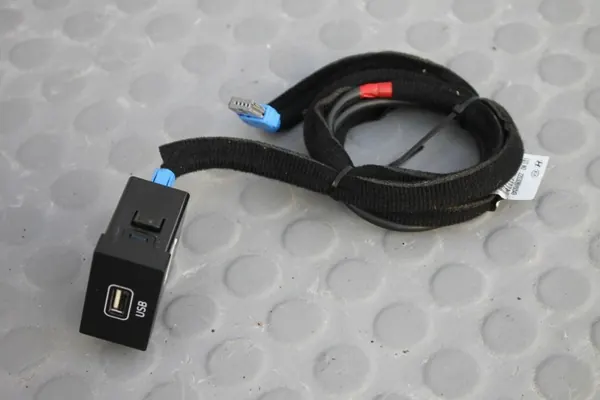 USB-portti & Kaapeli OEM USB96120G4250 Hyundai i30:lle image 2
