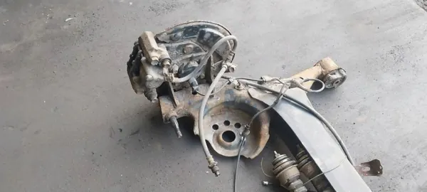 Viga do eixo traseiro OEM com discos ABS para Toyota Yaris I image 3