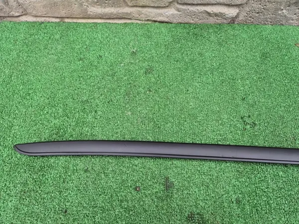 Volvo XC40 2017- Frontscheibe rechte Dichtung OEM 31448940 image 4