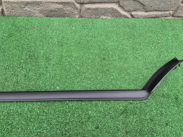 Volvo XC40 2017- Frontscheibe rechte Dichtung OEM 31448940 image 5