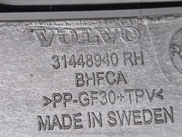 Volvo XC40 2017- Frontscheibe rechte Dichtung OEM 31448940 image 7