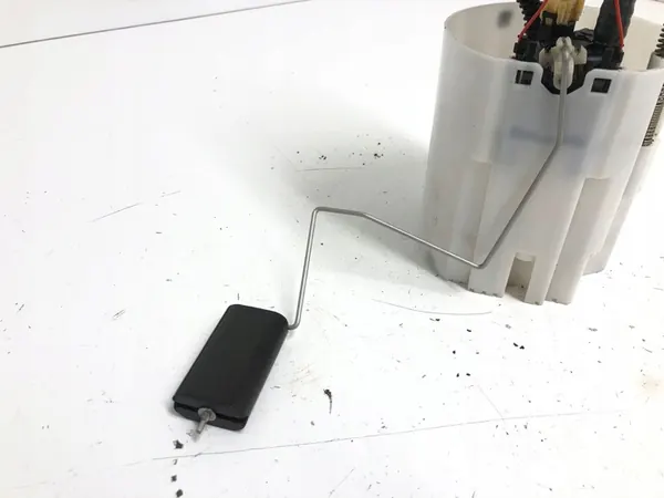 Bomba de combustível Opel Vivaro 2016 no tanque OEM 172027392R image 7